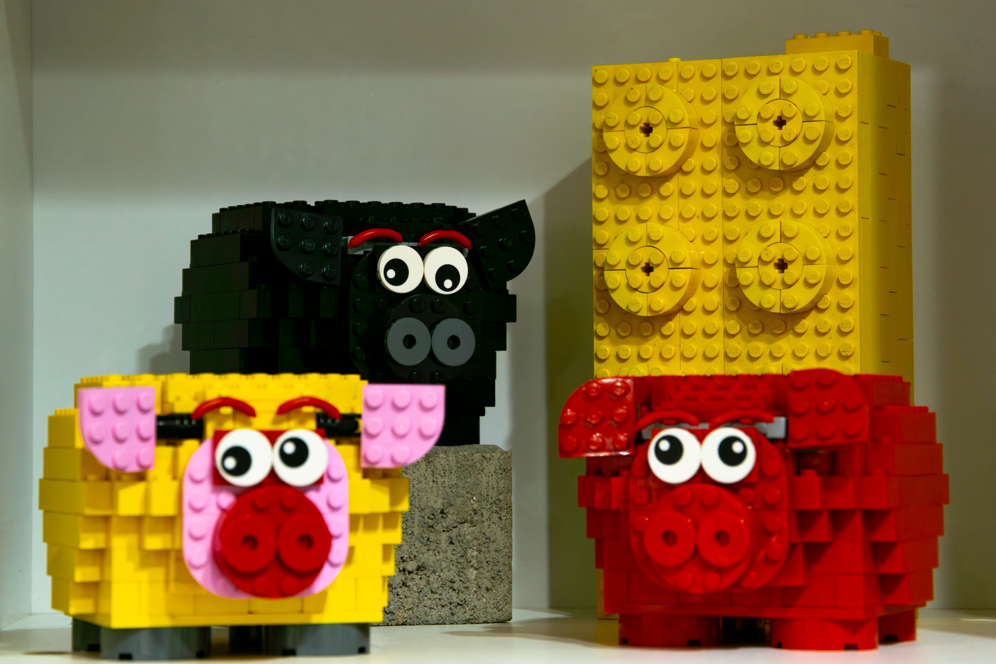 Große aus LEGO-Steinen gebaute Figuren
