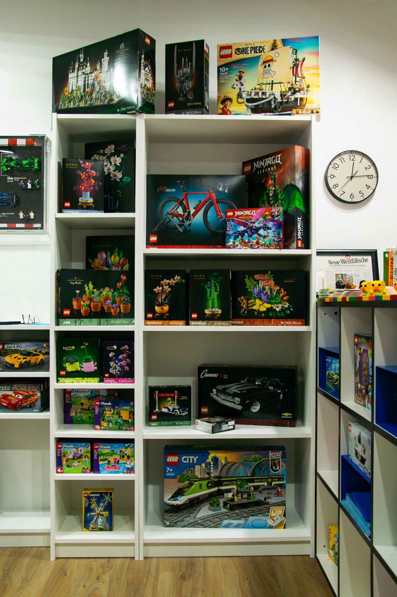 Regale mit zahlreichen LEGO-Sets und Sammlerboxen