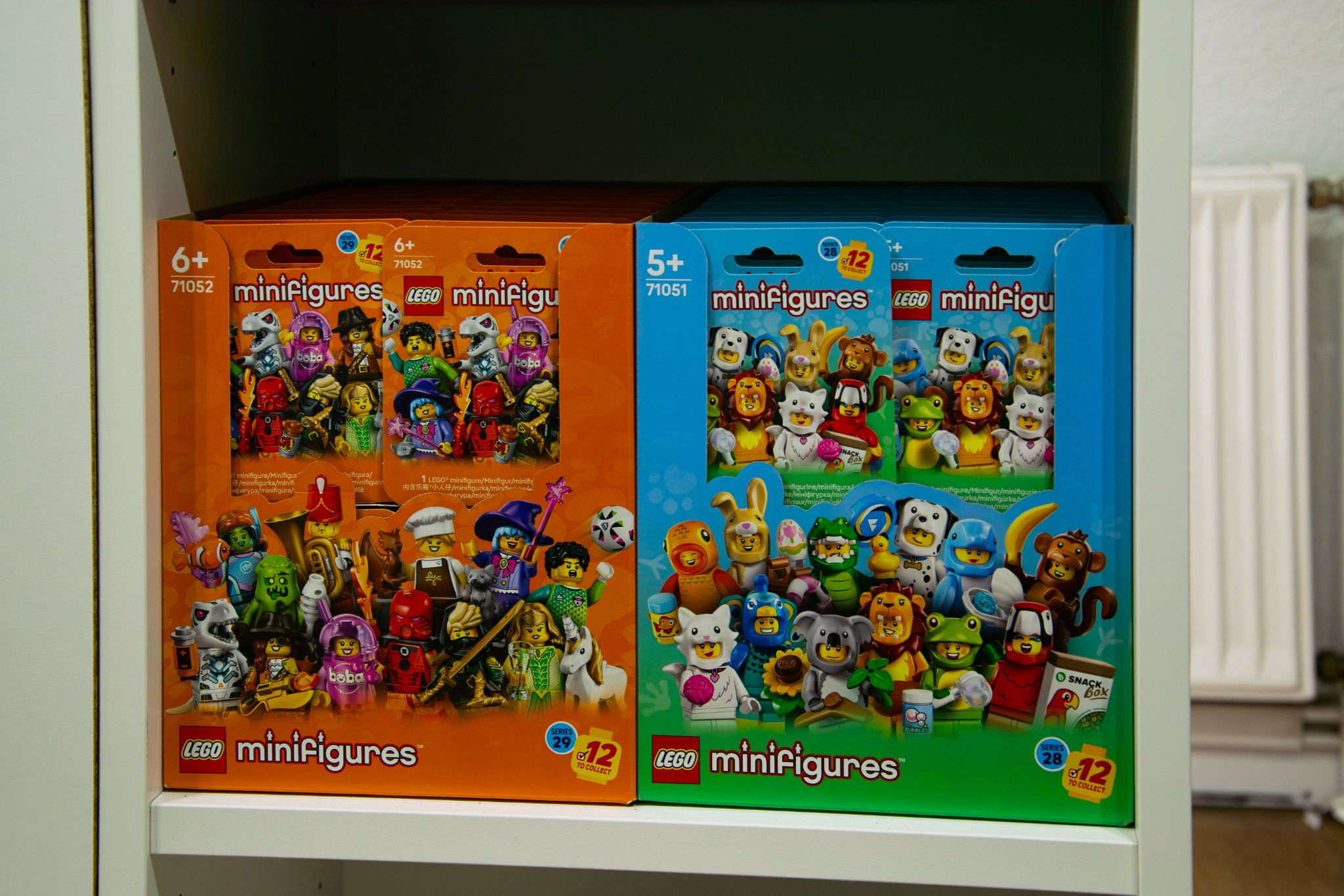 Verpackte LEGO-Minifiguren verschiedener Serien