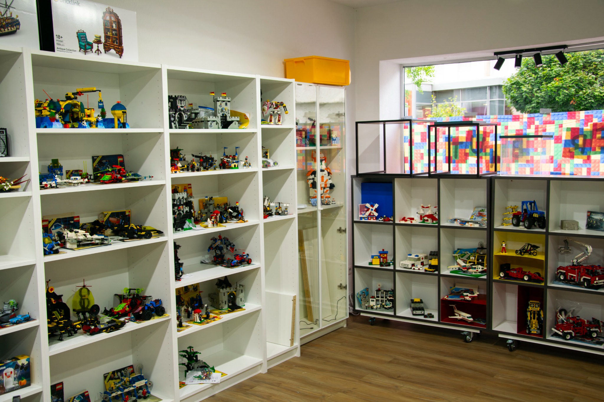 Ausstellungsraum mit vielen aufgebauten LEGO-Sets in Regalen
