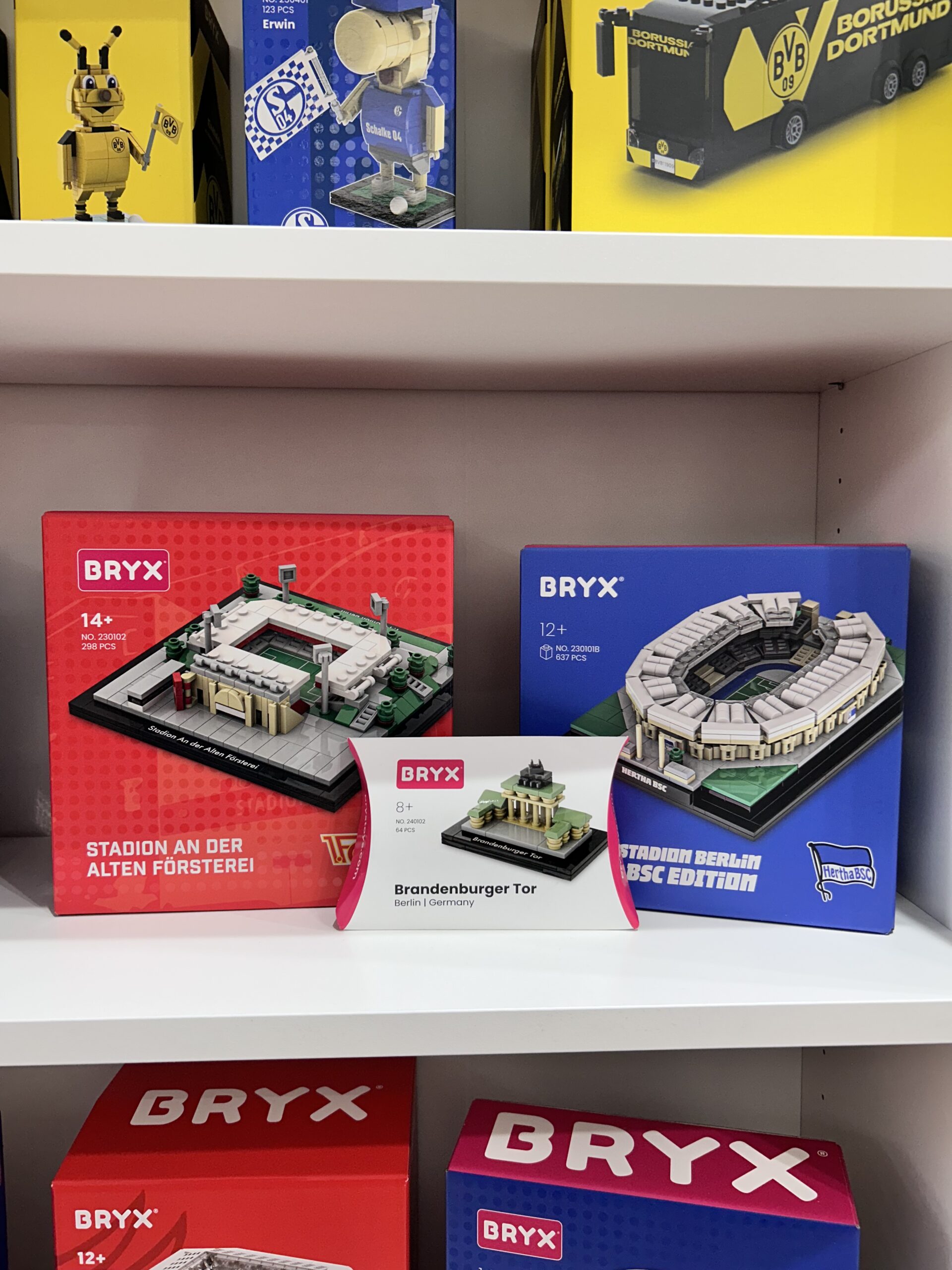 BRYX Klemmbaustein-Sets in roten und blauen Verpackungen