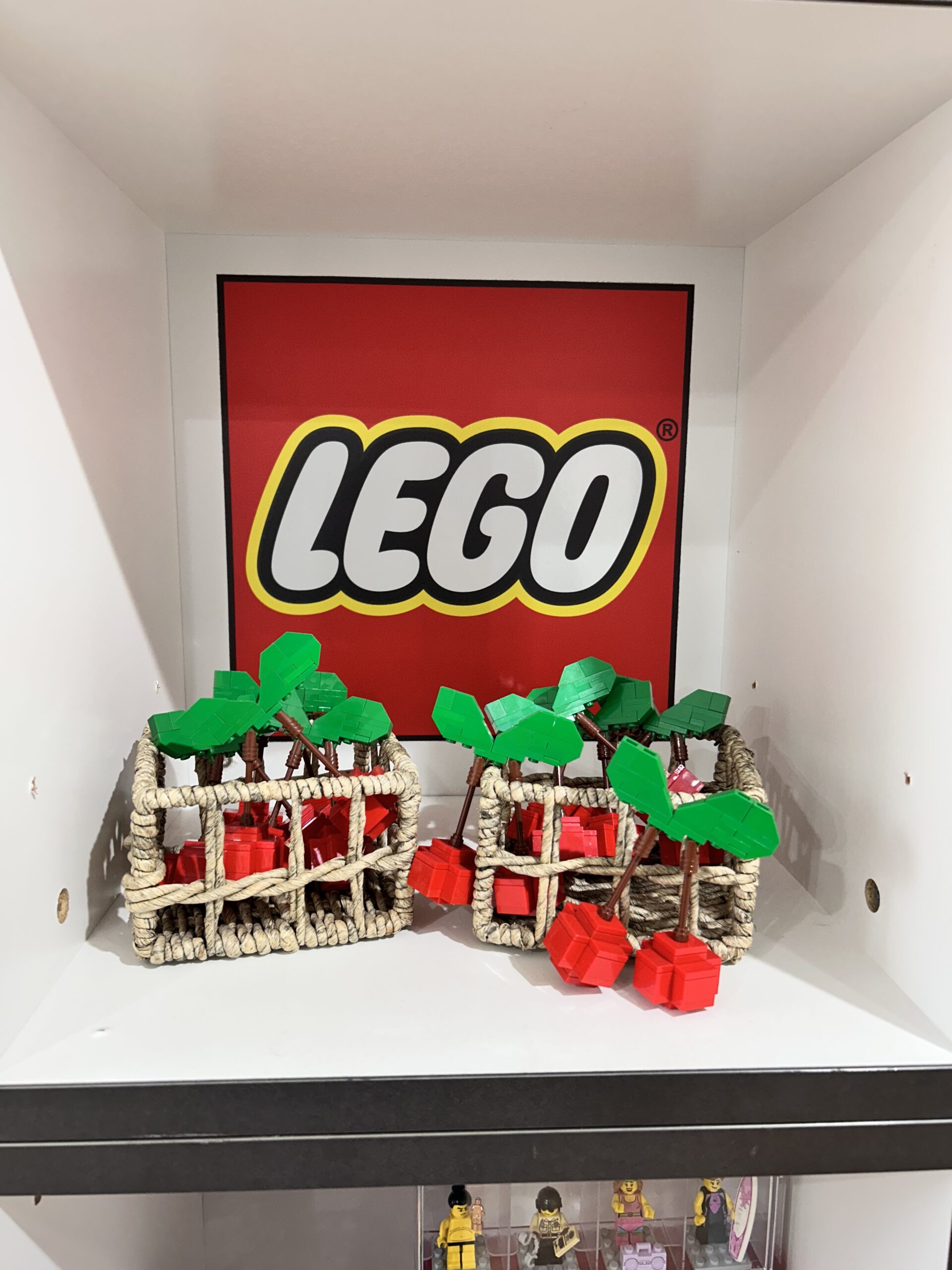 LEGO Logo und gebaute Modelle im Regal