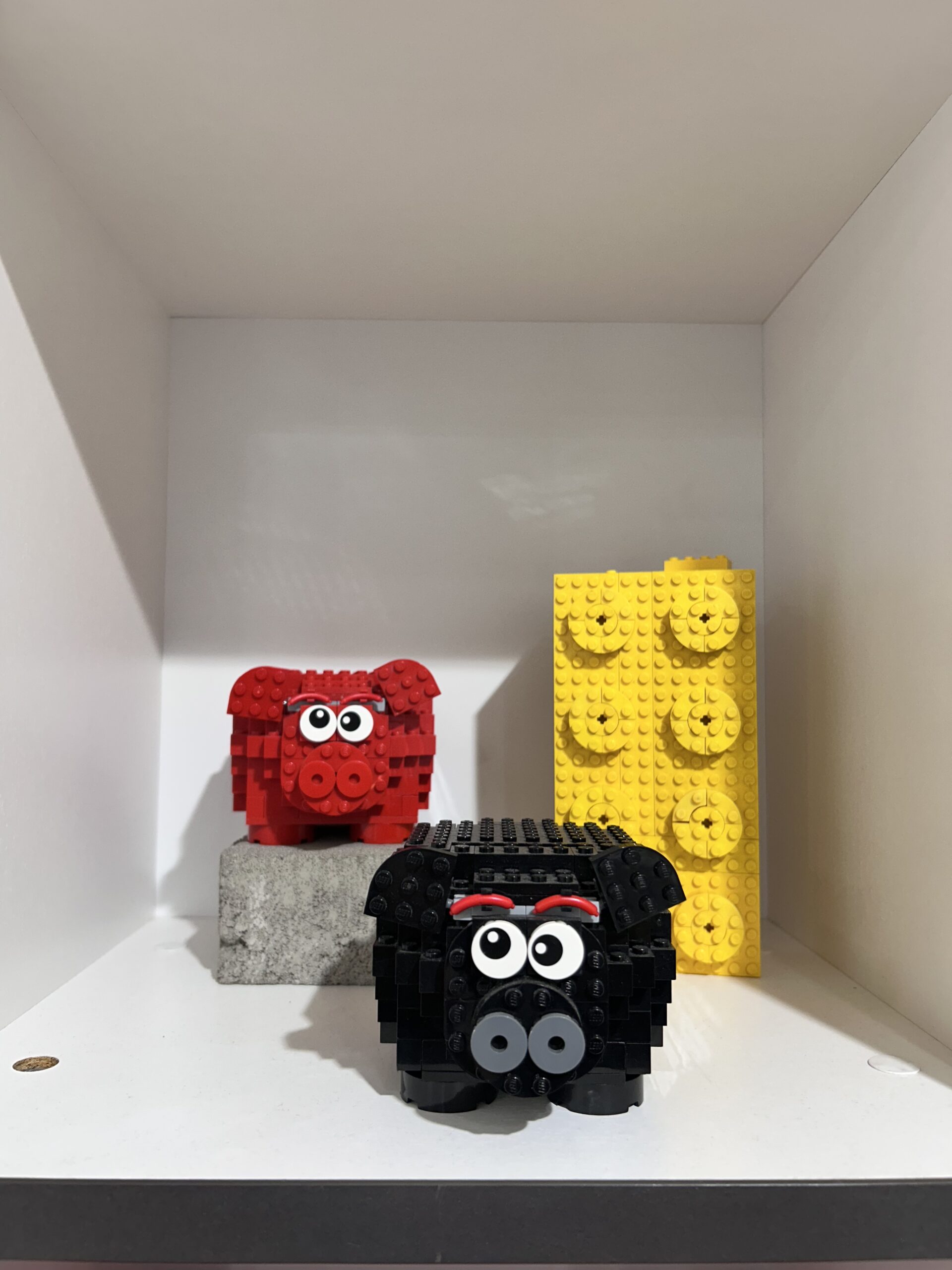 Bunte Figuren aus Klemmbausteinen
