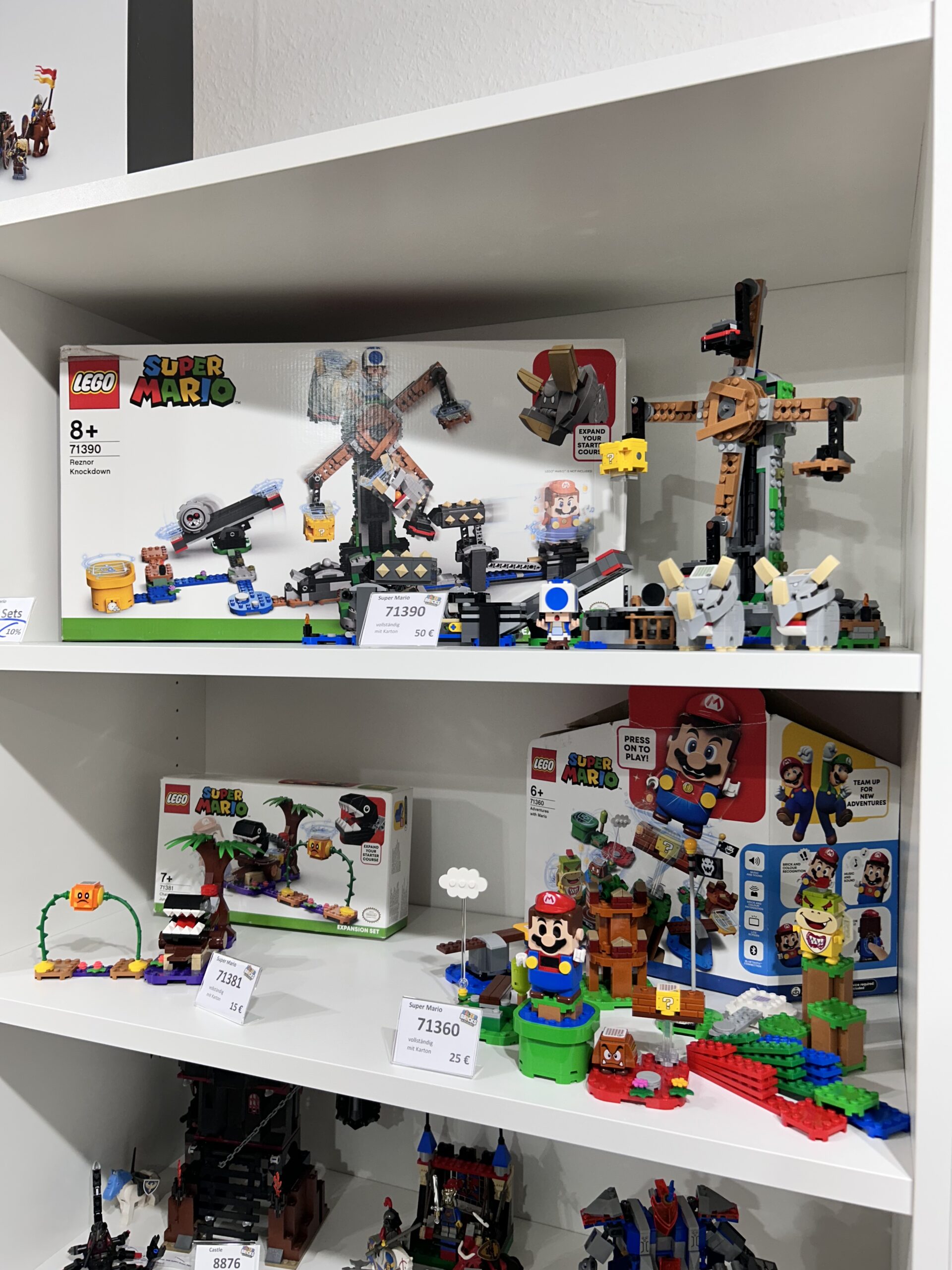 Minifiguren und Modelle im Verkaufsregal