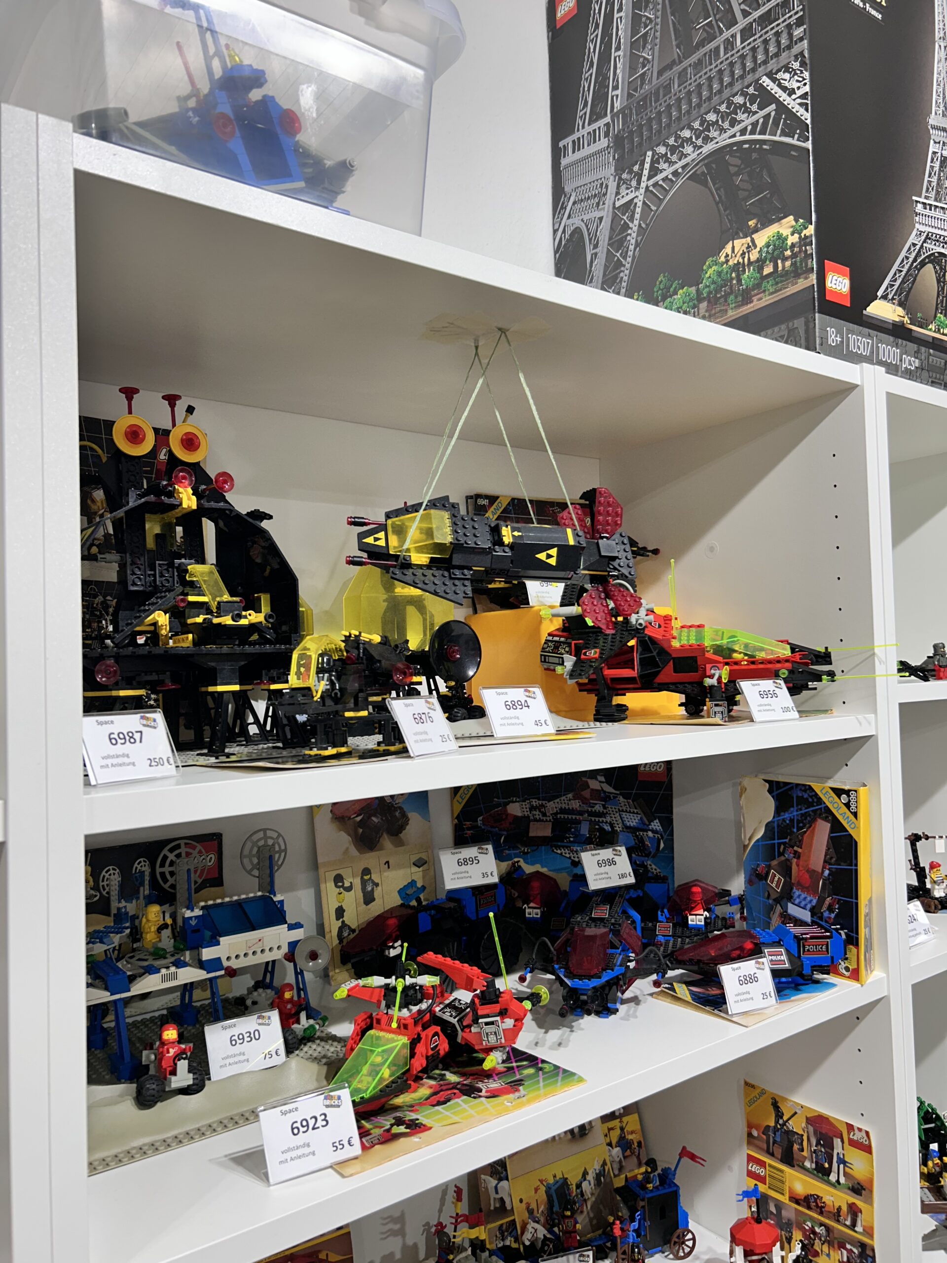 Bunte Klemmbaustein-Ausstellung im Laden
